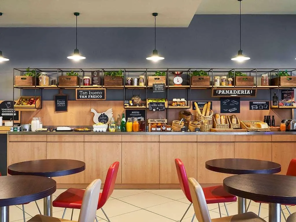 Ibis Barcelona Meridiana 2*,